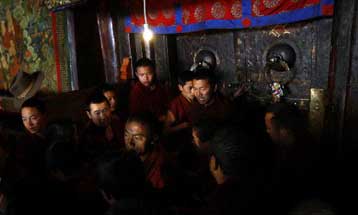 Διαμαρτυρία Θιβετιανών μοναχών ενώπιον ξένων δημοσιογράφων στη Λάσα