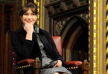 Καταγοητευμένος από την Κάρλα Μπρούνι ο βρετανικός Τύπος