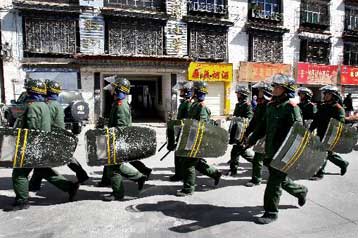 Ισορροπία ανάμεσα σε σκληρή στάση έναντι της Κίνας και υπομονή αναζητά η ΕΕ