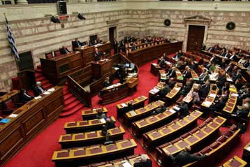 Σκληρή κόντρα στη δεύτερη ημέρα συζήτησης της πρότασης μομφής