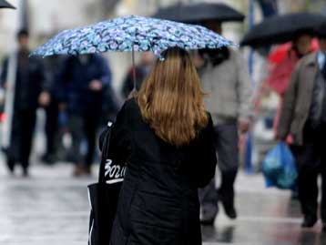 Επιδείνωση του καιρού με ισχυρές καταιγίδες σε όλη τη χώρα