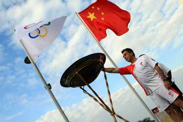 Συνεχίζεται το ταξίδι της Ολυμπιακής Φλόγας με σταθμούς στο Δίον και στη Λάρισα