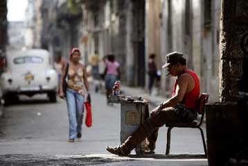 Τα κινητά τηλέφωνα μπαίνουν στην καθημερινότητα του λαού της Κούβας
