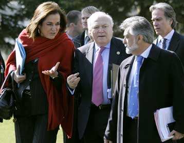 Μηνύματα Μπακογιάννη προς ΠΓΔΜ λίγο πριν τη Σύνοδο του ΝΑΤΟ