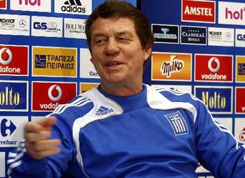 Στο «τιμόνι» της εθνικής μέχρι το 2010 ο Ότο Ρεχάγκελ