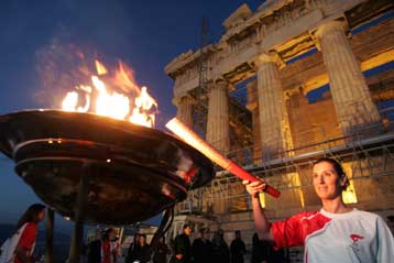 Από την Ακρόπολη στέλνει τη λάμψη της στον κόσμο η Ολυμπιακή Φλόγα