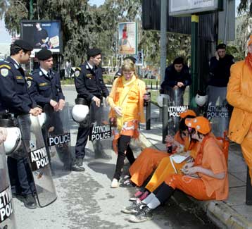 Διαμαρτυρία ομάδας Δανών έξω από το κτίριο της ΕΟΕ