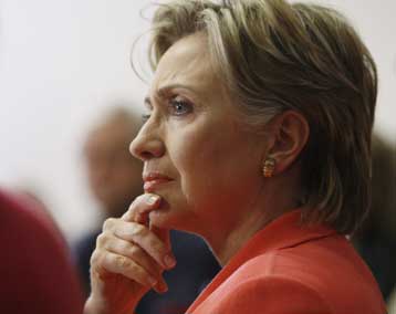 Αψηφά τις φωνές για αποχώρηση από τον αγώνα της προεδρίας η Κλίντον