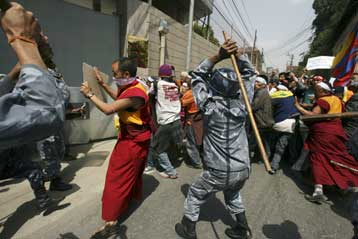 Θιβετιανοί διαδηλωτές επιχείρησαν να εισέλθουν στην πρεσβεία της Κίνας στο Νεπάλ