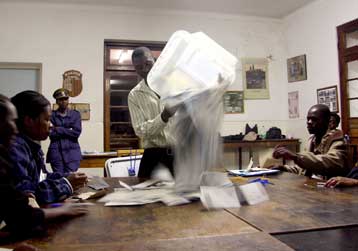 Για νίκη στις προεδρικές εκλογές κάνει λόγο η αντιπολίτευση στη Ζιμπάμπουε