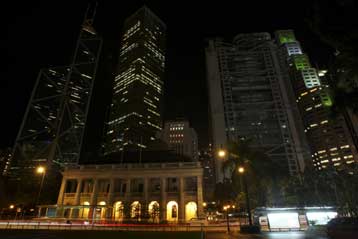 Εκατομμύρια άνθρωποι σε όλο τον πλανήτη έσβησαν τα φώτα για την «Ώρα της Γης»