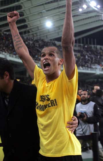 Η ΑΕΚ διέσυρε τον Ολυμπιακό που νοιώθει πλέον την ανάσα του Παναθηναϊκού