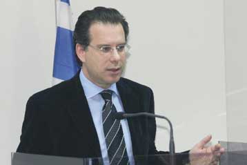 Έντονη διαμαρτυρία για αφίσα στα Σκόπια που προσβάλλει την ελληνική σημαία