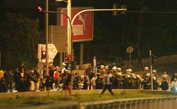 Εξοργισμένοι οπαδοί του Ολυμπιακού έξω από τις εγκαταστάσεις του Ρέντη