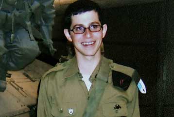 Ζωντανός ο δεκανέας Γκιλάντ Σαλίτ, δηλώνει η Χαμάς