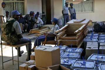 Επί ξηρού ακμής η Ζιμπάμπουε με την αντιπολίτευση να καταγγέλλει απόπειρα νοθείας