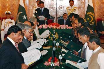 Στην αποδυνάμωση του Μουσάραφ στοχεύουν οι νέοι υπουργοί του Πακιστάν