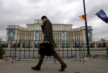 Με το βέτο στο χέρι ο Κ.Καραμανλής στη Σύνοδο του ΝΑΤΟ