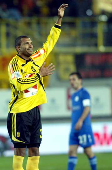 Χωρίς Αμορόζο ο Αρης στο… ματς της χρονιάς για το Κύπελλο εναντίον του Ατρομήτου