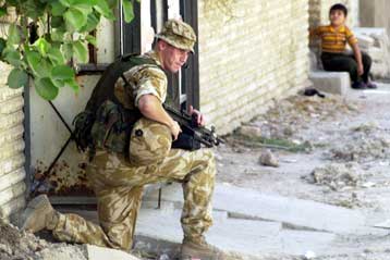 Αναβάλλει η Βρετανία τη μερική αποχώρηση των δυνάμεών της από το Ιράκ