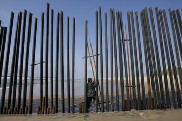 Δεκάδες νόμους παρακάμπτει η αμερικανική κυβέρνηση για τον φράκτη με το Μεξικό