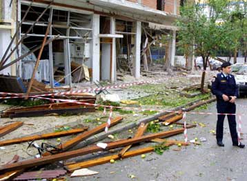 Βομβαρδισμένο τοπίο το κέντρο της Ελευσίνας από ισχυρή έκρηξη σε καφετέρια