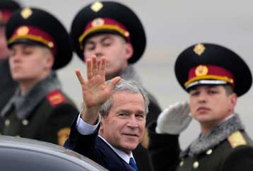 Διεύρυνση και Αφγανιστάν, το στίγμα Μπους για τη ΝΑΤΟϊκή Σύνοδο Κορυφής