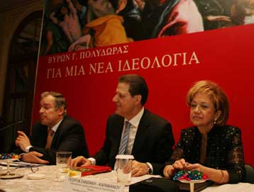 Με το βλέμμα στραμμένο δεξιά, παρουσίασε το βιβλίο του ο Β.Πολύδωρας