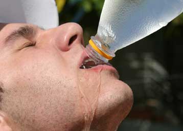 Μύθος αποδεικνύονται τα οφέλη από την αυξημένη πρόσληψη νερού