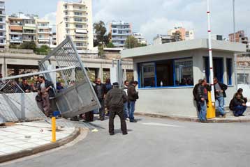 Τέσσερεις τραυματίες από επεισόδια έξω από το υπουργείο Εμπορικής Ναυτιλίας