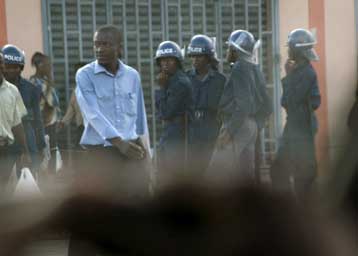 Δύο ξένους δημοσιογράφους συνέλαβε η αστυνομία της Ζιμπάμπουε