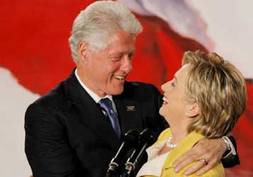 Πάνω από 100 εκατ. δολάρια τα εισοδήματα του ζεύγους Κλίντον