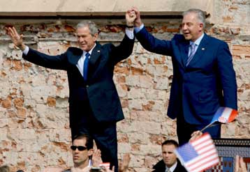 «Ενέσεις» στήριξης της ΠΓΔΜ από τον Μπους κατά την επίσκεψή του στην Κροατία