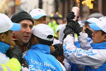 Συμπλοκές και συλλήψεις στο Λονδίνο όπου βρίσκεται η Ολυμπιακή Φλόγα