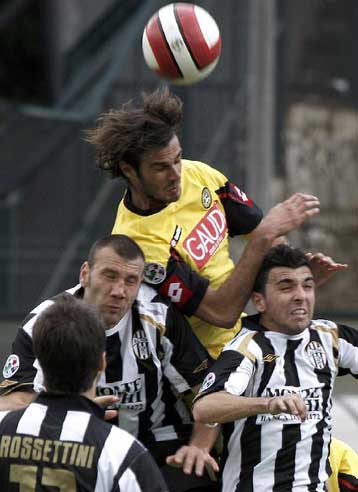 Σταθερά στους τέσσερις βαθμούς η διαφορά της Ίντερ, ήττα στο Παλέρμο για την «κυρία»