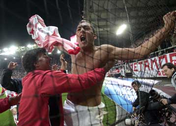 Έσωσε την πρωτιά ο Ολυμπιακός, βαριά ήττα του ΠΑΟ που βλέπει την πλάτη της ΑΕΚ