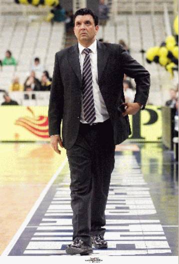 Με την… αστοχία τα έβαλε ο «Ζοτς», αφιερώσεις σε παίκτες και Δρόσο από Αγγέλου