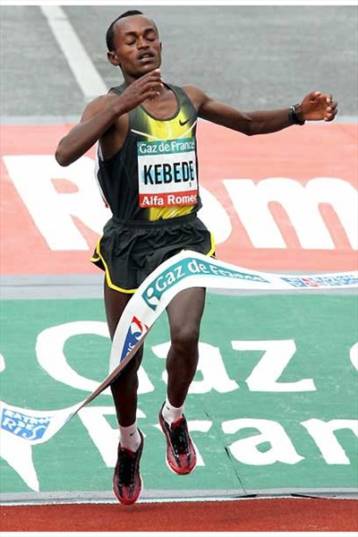 Κυριάρχησε ο Κεμπέντε στον μαραθώνιο του Παρισίου