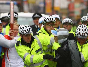 Δρακόντεια μέτρα ασφαλείας στη Γαλλία, όπου ταξιδεύει η Ολυμπιακή Φλόγα