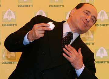 Ικανός να συνομιλήσει με τον Ιούλιο Καίσαρα στα λατινικά δηλώνει ο Μπερλουσκόνι