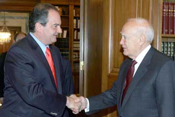 Εν αναμονή της ανταπόκρισης από την πλευρά της ΠΓΔΜ η ελληνική κυβέρνηση