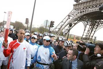 Αναβοσβήνει η Ολυμπιακή Φλόγα στο Παρίσι εν μέσω αντι-κινεζικών διαδηλώσεων