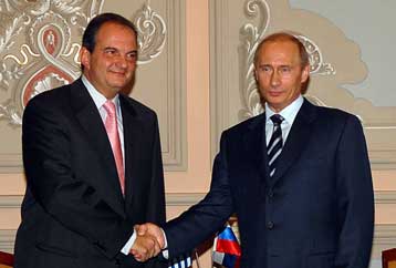 Επίσκεψη με σημασία Καραμανλή στη Μόσχα λίγο πριν την αλλαγή φρουράς στο Κρεμλίνο