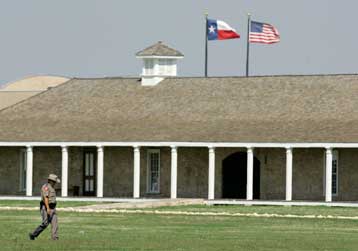 Εκατοντάδες γυναικόπαιδα απομάκρυναν οι Αρχές του Τέξας από ράντσο αίρεσης πολύγαμων