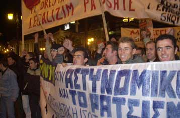 Την κακοποίηση  ανήλικων μεταναστών από αστυνομικούς καταγγέλλουν ΣΥΡΙΖΑ και ΜΚΟ