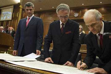 Σύνταγμα απέκτησε το Κοσσυφοπέδιο, δύο μήνες μετά την ανακήρυξη ανεξαρτησίας