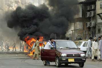 Αιματηρές ταραχές στο Καράτσι, δοκιμασία για τη νέα κυβέρνηση του Πακιστάν
