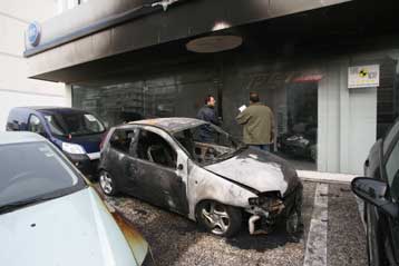 Μπαράζ εμπρησμών σε αντιπροσωπείες αυτοκινήτων και Ι.Χ. τα ξημερώματα της Πέμπτης