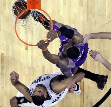 Ακόμα και όταν πονάει ο ΛεΜπρον πετυχαίνει 33 πόντους