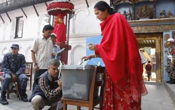 Στις κάλπες προσέρχονται από το πρωί της Πέμπτης οι κάτοικοι του Νεπάλ